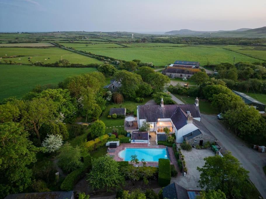 Plas Newydd With Swimming Pool, Fire Pit, And Log Fires Villa Rhiw Eksteriør billede