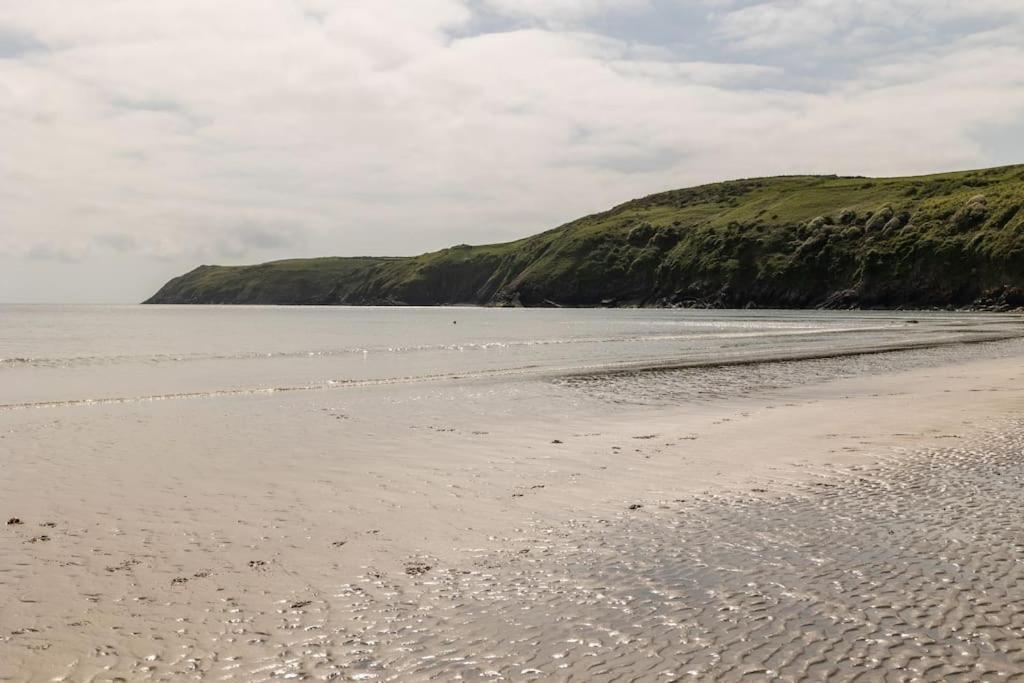 Plas Newydd With Swimming Pool, Fire Pit, And Log Fires Villa Rhiw Eksteriør billede